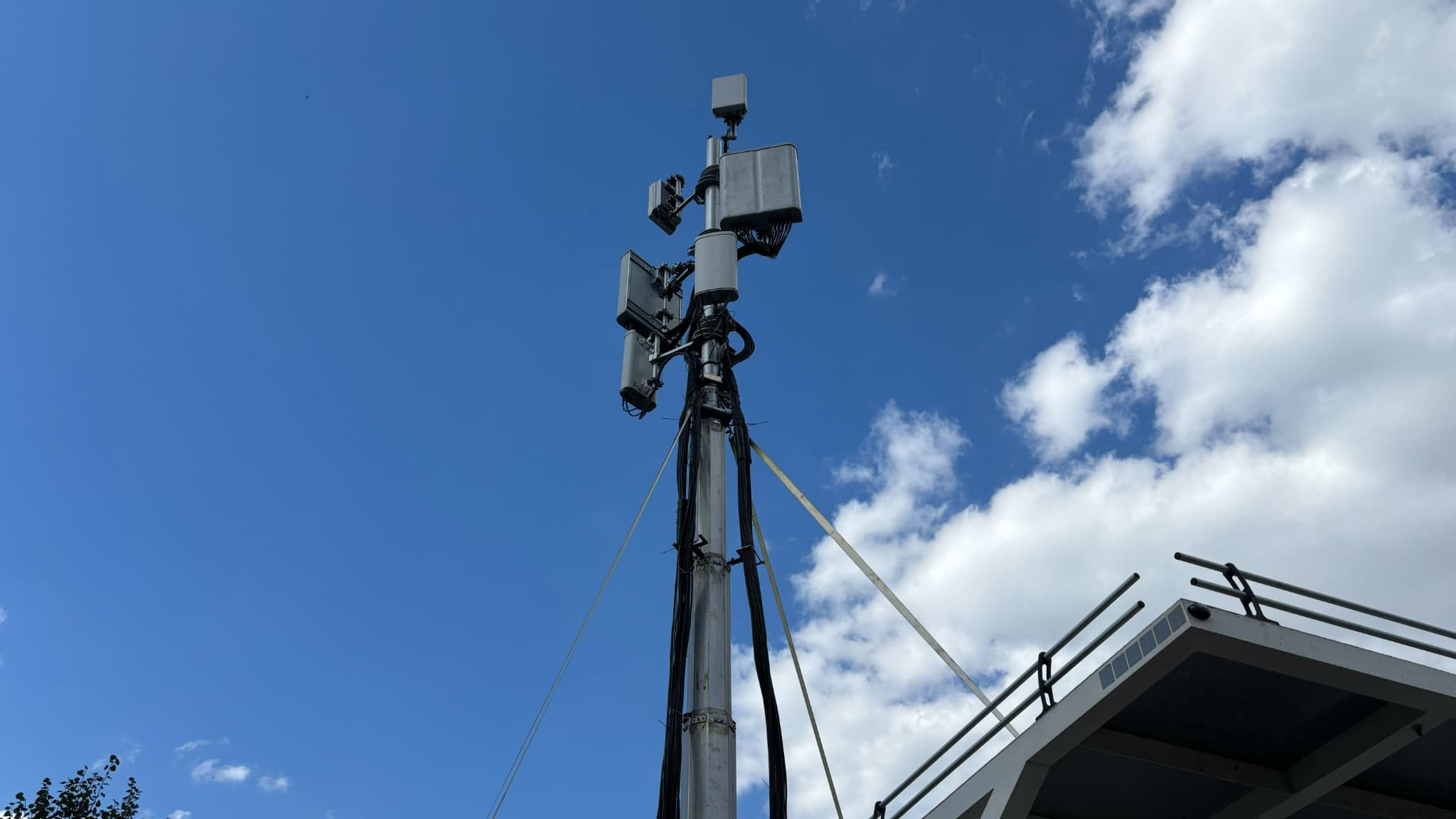 TIRER LA FIBRE "JUSQU'À DES LIEUX PARFOIS EXOTIQUES”: COMMENT FREE S’ORGANISE POUR FOURNIR DU RÉSEAU DANS LES FESTIVALS ET LES GRANDS ÉVÉNEMENTS