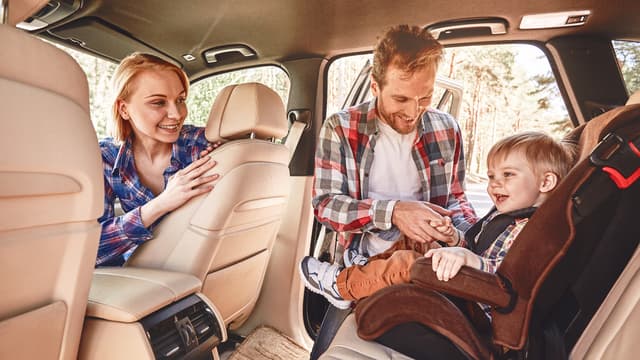 Famille sur le départ de leur vacances