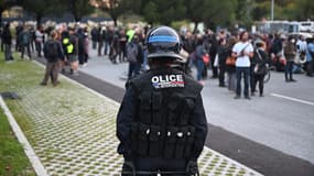 Un policier devant un rassemblement près de l'A63 à Bayonne