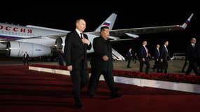 Sur cette photo de famille diffusée par l'agence d'État russe Sputnik, le dirigeant nord-coréen Kim Jong Un marche avec le président russe Vladimir Poutine sur le tarmac de l'aéroport de Pyongyang (Corée du Nord), le 19 juin 2024.