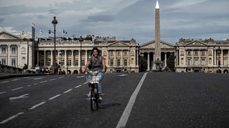 Lors de la journée sans voiture à Paris l'an dernier, une cycliste dans les rues de Paris.