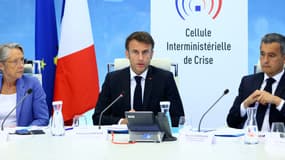 Emmanuel Macron, Élisabeth Borne et Gérald Darmanin lors d'une réunion de la Cellule interministérielle de crise le 30 juin 2023.