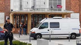 La gare de Noyon est située à une dizaine de minutes du domicile familial.