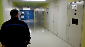 Un agent pénitentiaire dans les couloirs de la prison de Vendin-le-Vieil, le 10 avril 2025 (photo d'illustration).