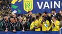 Emmanuel Macron remet le trophée de la Coupe de France au capitaine de Nantes Ludovic Blas, 7 mai 2022