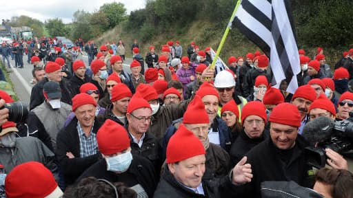 Les manifestants contre l'écotaxe ont défilé ce week-end avec des bonnets rouges sur la tête, le symbole d'une autre luttre contre une taxe... sous Louis XIV.