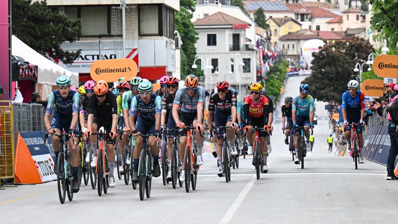 Les coureurs lors de la 2e etape du Tour d Italie le 9 mai 2026 2283530