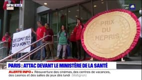 Paris: la façade du ministère de la Santé recouverte de faux sang par les militants d'Attac