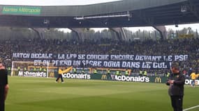 Des banderoles déployées par les supporters de Nantes contre le PSG, le 22 avril 2025 en Ligue 1