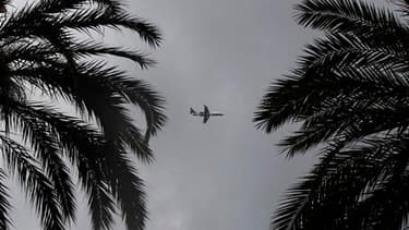 Avion en phase d'approche de l'aéroport international de Nice. L'espace aérien français reste ouvert malgré la présence du nuage de cendres volcaniques islandais et les perspectives sont bonnes pour les jours à venir, a-t-on appris auprès de la Direction