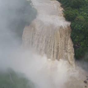  La plus grande cascade de Chine a débordé à cause des fortes pluies 