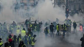 Des gilets jaunes près des Champs-Élysées samedi 1er décembre à Paris.