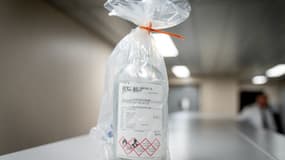 Une bouteille contenant du méthanol est photographiée sur le "Laura Maersk", le premier porte-conteneurs au monde fonctionnant au méthanol, à Copenhague, au Danemark, le 14 septembre 2023