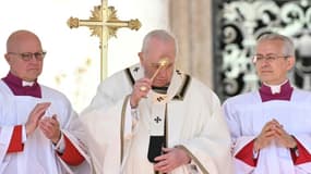 Le pape François célèbre la messe de Pâques sur la place Saint-Pierre au Vatican, le 17 avril 2022