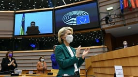 La présidente de la Commission européenne Ursula von der Leyen applaudit le président ukrainien Zelensky qui s'exprime en visioconférence lors d'une session du Parlement européen, le 1er mars 2022