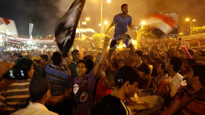 Partisans de Mohamed Morsi près de l'Université du Caire. Les efforts diplomatiques se sont intensifiés samedi pour résoudre la crise politique créée par le renversement du président islamiste Mohamed Morsi il y a tout juste un mois et tenter d'épargner a