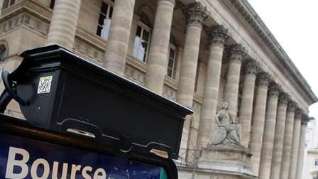 La Bourse de Paris a à nouveau dévissé jeudi, enregistrant sa troisième séance de baisse d'affilée, les craintes autour de la zone euro n'étant toujours pas apaisées. L'indice CAC 40 a abandonné 2,2%, passant sous la barre des 3.600 points, à 3.556,11 poi
