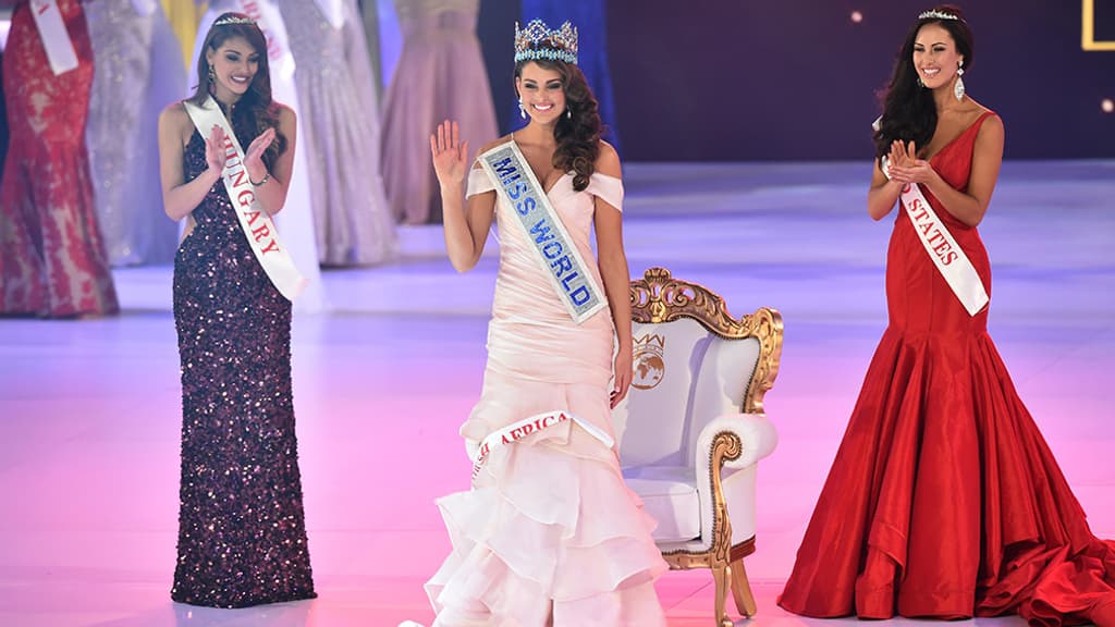 Miss Afrique du Sud devenue Miss Monde entourée de ses dauphines. Miss Afrique du Sud devenue Miss Monde entourée de ses dauphines.