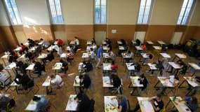 Des lycéens passent l'épreuve de philosophie du bac, le 17 juin 2019 à Strasbourg