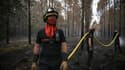 Les pompiers empêchent un incendie de reprendre à Hostens, à quelques 20 km de Landiras, dans le sud-ouest de la France, le 20 juillet 2022.
