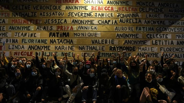 Des "colleuses" rendent hommage aux femmes tuées en formant avec leurs prénoms un "mémorial" dans le XIe arrondissement de Paris, le 30 août 2020
