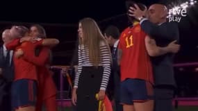 Luis Rubiales embrasse Jenni Hermoso alors qu'elle vient le saluer après le sacre en Coupe du monde face aux Anglaises, 20 juin 2023