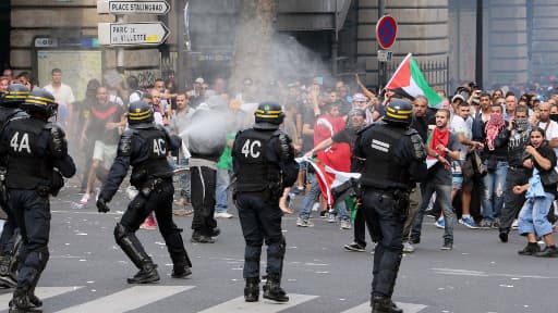 Les policiers ont recours à des bombes lacrymogènes lors de la manifestation interdite de samedi à Paris