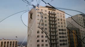 Un immeuble d'appartements endommagé dans un complexe résidentiel suite à une attaque de drone dans le village de Sapronovo dans la région de Moscou, le 11 mars 2025.