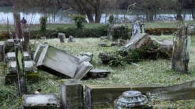 Un cimetière juif profané à Sarre-Union (Bas-Rhin) le 17 février 2015. 