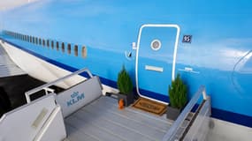 Un MD11 de KLM a été réaménagé en appartement pour accueillir des voyageurs pour une nuit sur le tarmac de l'aéroport d'Amsterdam. 