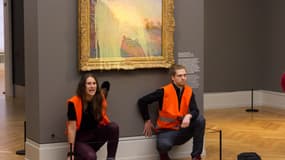 Des activistes écologistes après avoir jeté de la purée sur "Les Meules", une toile de Claude Monet exposée au musée Barberini de Postdam (Allemagne), le 23 octobre 2022.