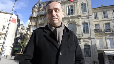 Robert Ménard devant la mairie de Béziers en janvier 2014.