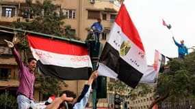 Manifestants sur des barricades autour du ministère de l'Intérieur, près de la place Tahrir. Malgré la promesse de l'armée égyptienne de créer un gouvernement de "salut national", les contestataires qui ont repris ces derniers jours la place Tahrir au Cai