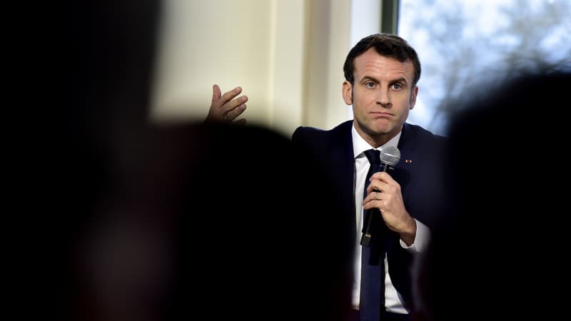 Emmanuel Macron prend la parole pendant une conférence en amont de la signature d'un contrat de transition écologique, à Pau, le 14 janvier 2020
