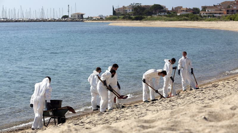 Des pompiers nettoient la plage de Solaro, le 14 juin 2021.
