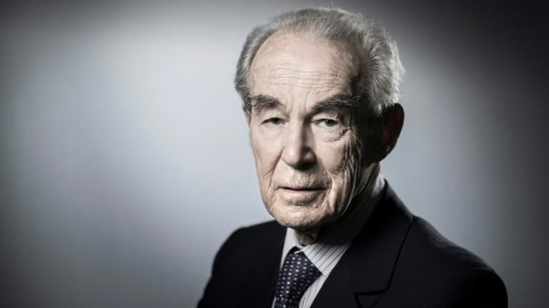 Robert Badinter pose le 19 avril 2018 dans son bureau à Paris