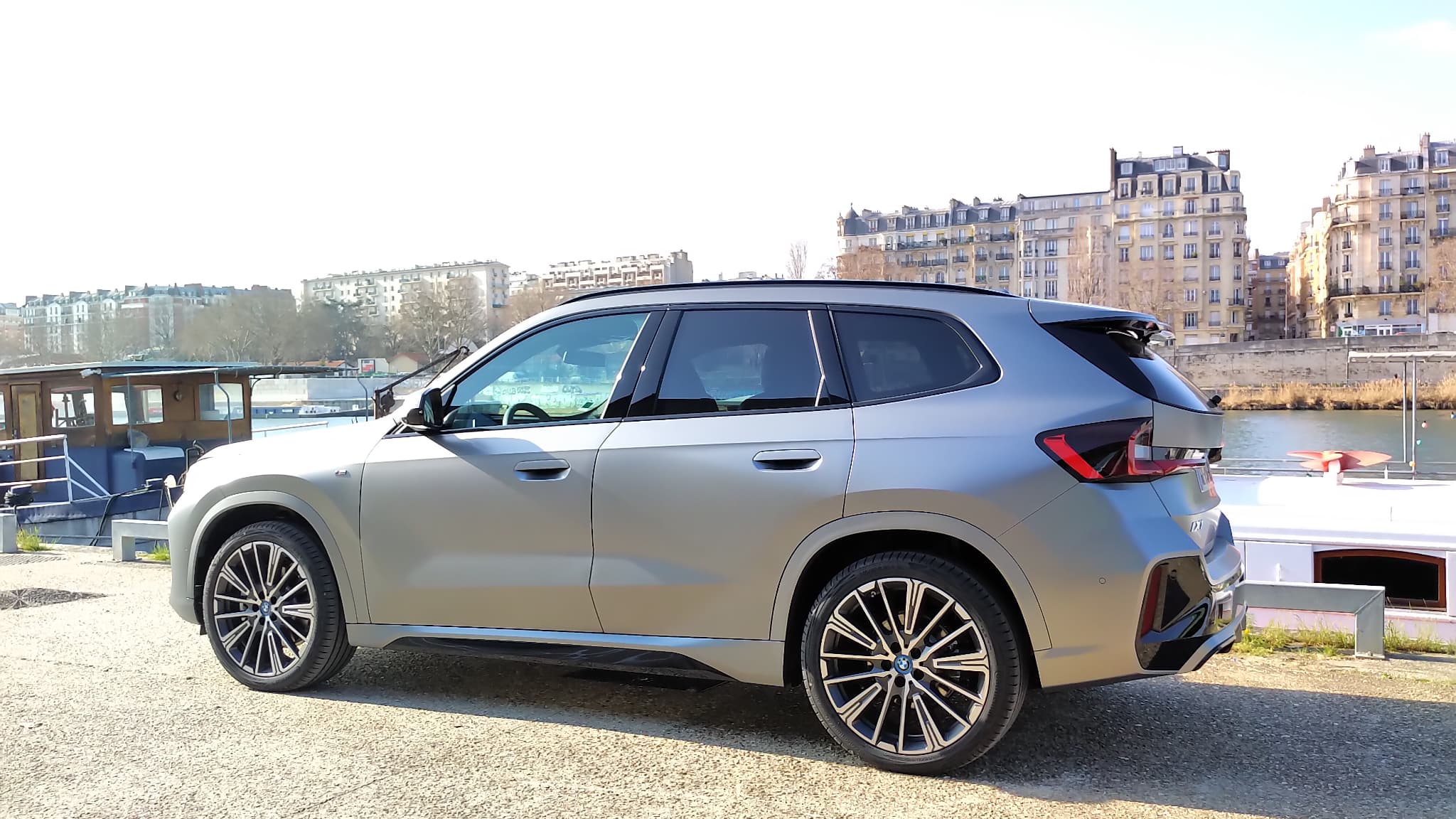Le BMW iX1 fait partie des SUV électriques de taille moyenne avec lesquels les constructeurs veulent conquérir les familles et les utilisateurs du quotidien. Le BMW iX1 fait partie des SUV électriques de taille moyenne avec lesquels les constructeurs veulent conquérir les familles et les utilisateurs du quotidien.