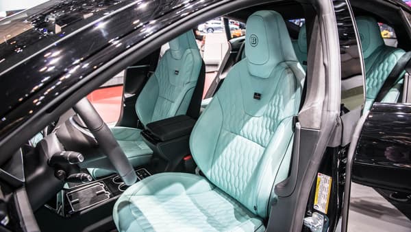 Brabus promet des couleurs "folles" pour ses sièges en cuir de Model S. Avec ce bleu clair, on a une idée plus précise de ce que la marque voulait dire ...