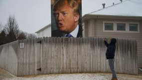 Une grande photo de Donald Trump dans le jardin d'un père de famille de l'Iowa, face à une route passante à West Des Moines, le 25 janvier 2016