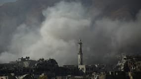 De la fumée émanant d'une explosion dans la ville de Jobar, à l'est de la capitale syrienne, le 11 novembre 2017.