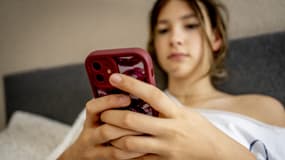 Une adolescente sur son smartphone