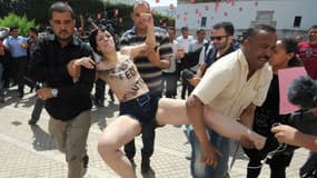 Trois Femen venues de Paris pour mener une action à Tunis ont été interpellées sans ménagement, mercredi 29 mai.