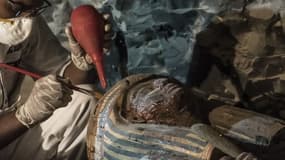 Un archéologue égyptien restaure un sarcophage, à Louxor en Égypte le 9 septembre 2017.