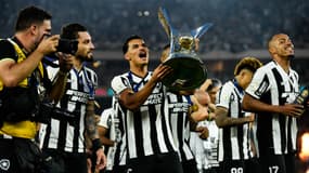 Danilo Barboasa de Botafogo avec le trophée de la D1 brésilienne, à Rio de Janeiro le 8 décembre 2024
