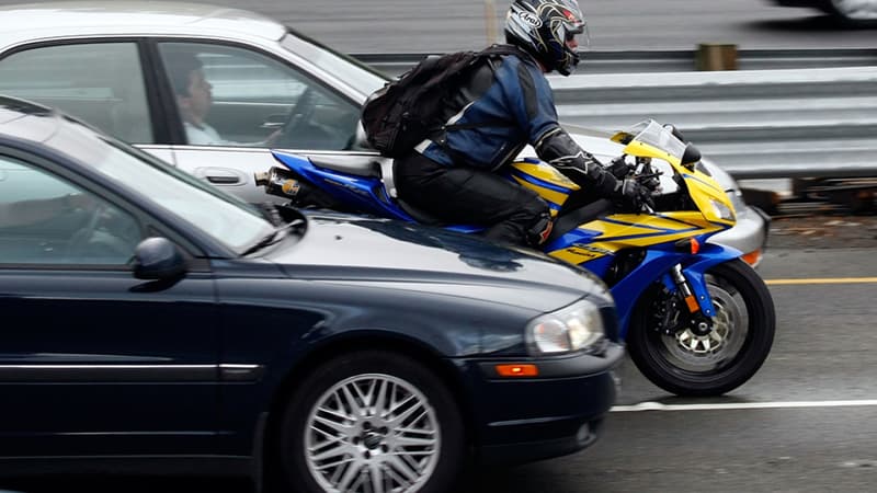 Paris: le port du masque n'est plus obligatoire pour les motards s'ils portent un casque intégral