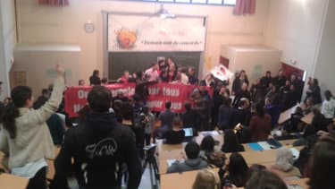 Munis de "banderoles", les opposants au mariage homosexuel criaient 'nous sommes le peuple, nous sommes le peuple'"