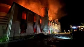 Le château des Réaux en proie aux flammes, ce mercredi 4 juin. 