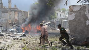 Dans une spectaculaire attaque, des hommes armés ceints d'explosifs ont lancé un assaut contre le complexe de tribunaux.