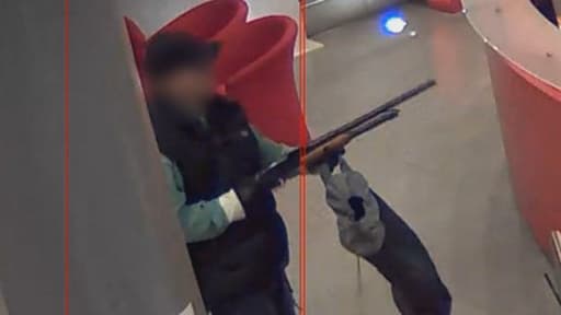 Le suspect pointe son arme dans le hall de l'immeuble de BFMTV, vendredi 15 novembre peu avant 7 heures du matin.