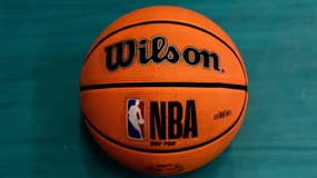 Un ballon de basket au logo de la NBA